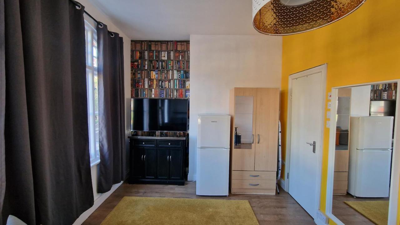 Апартаменти Private Self-Contained Studio Close To Hampstead, Golders Green & Camden Town Лондон Екстер'єр фото